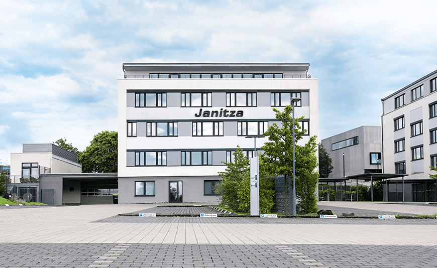 Neuer Unternehmensstandort von Janitza in Wetzlar, eröffnet 2022, mit fortschrittlichem Logistikzentrum und SMT-Fertigungslinie.